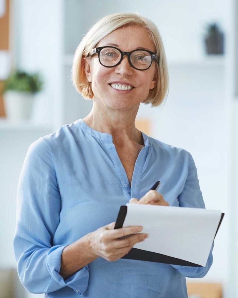 Adulte dans un environnement professionnel et rassurant